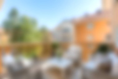 Canlı yeşillik ve mavi gökyüzü ile çevrili, dinlenmek ve rahatlamak için mükemmel beyaz mobilyalarla dolu sakin bir bahçe avlusunun keyfini çıkarın..