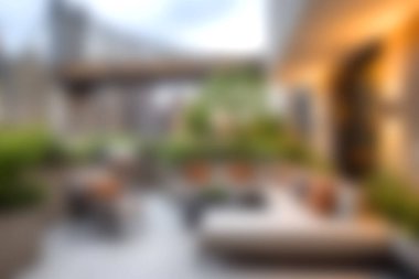 Bu zarif açık hava salonu, canlı yeşilliklerle çevrili rahat koltuklar, rahatlama ve sosyal toplantılar için mükemmel, şık bir ortam yaratıyor..