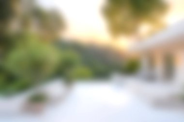 Güzelce bulanık bir açık alan, bereketli yeşillik ve sıcak bir günbatımı parıltısıyla çevrili sükunet ve zerafetin özünü yakalar ve mükemmel bir geri çekilme yaratır..