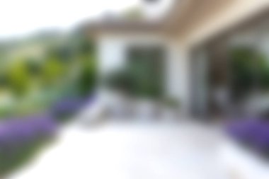 Bereketli yeşilliklerle çevrili, rahatlamak ve manzaranın tadını çıkarmak için mükemmel modern mobilyaların bulunduğu sakin bir açık alan keşfedin..