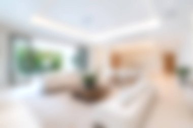 Yumuşak doğal ışığın, minimalist dekorun ve davetkar atmosferin olduğu rahat ve modern bir oturma odası. Ev içinde rahatlama ve ilham için mükemmel..