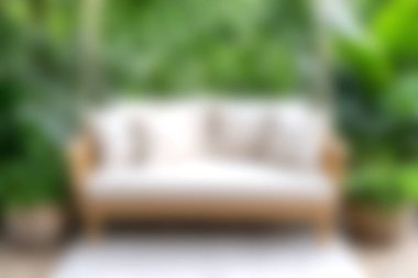 Güzel tasarlanmış bir açık hava kanepesi, yemyeşil, yemyeşil bir ortamda rahat bir oturma alanı sunar. Bu huzurlu bahçe ortamı rahatlamaya ve rahatlamaya davet ediyor..