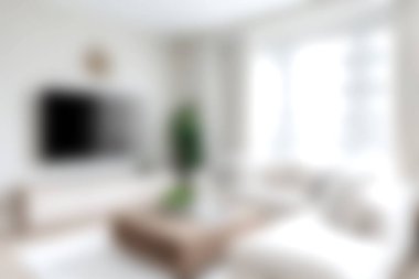 Parlak bir oturma odasında modern estetik sergileniyor rahat bir kanepesi, kapalı salonda bitkileri ve şık dekorları var. Zarif alan açık renkli ve davetkar sıcaklığa sahiptir..