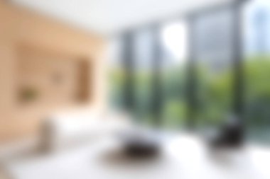 Parlak ve havadar oturma odasında doğal ışık getiren büyük pencereler kentsel bir ortamda rahat ve şık bir atmosfer yaratıyor..