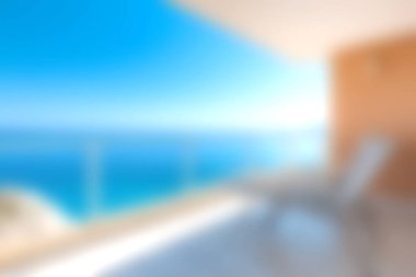 Berrak bir gökyüzünün altında sakin, mavi bir okyanusa bakan güzel balkon rahatlamaya ve huzurlu anlara davetiye çıkarıyor. Tatiller ve inzivalar için mükemmel..