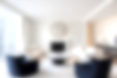 Parlak ve modern oturma odası şık dekorlar, rahat koltuklar ve bol doğal ışık. Bu şehir apartmanı tasarımı çağdaş estetiği vurguluyor.