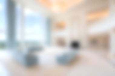 Modern dekor ve zarif tasarım unsurlarının yer aldığı parlak ve havadar bir oturma odası. Büyük pencereler bol miktarda doğal ışığı davet ederek dingin ve davetkar bir atmosfer yaratır. Rahatlama ve toplanma için ideal..