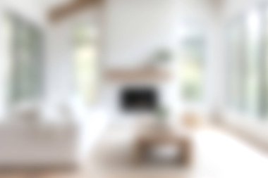 Bu resim, geniş pencerelerden gelen doğal ışıklarla dolu rahat ve modern bir oturma odasını gösteriyor. Rahatlamak ve rahatlamak için mükemmel bir ortam yaratıyor..