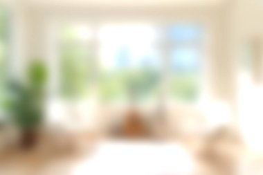 Geniş pencereleri ve yemyeşil yeşillikleri olan doğal ışıkla dolu parlak ve havadar bir oturma odası. Taze ve rahat bir ev atmosferi için mükemmel..