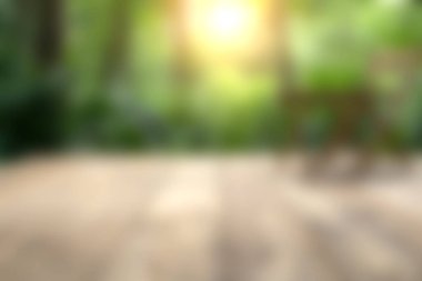 Ahşap zemini olan parlak, güneşli bir ormana yumuşak bir odak içeren sakin bir doğa sahnesi, açık havada bir huzur ve rahatlama ortamı yaratıyor..