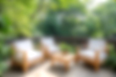 Rahat sandalyeleri ve masaları olan, canlı yeşilliklerle çevrili rahat bir açık hava oturma alanı. Rahatlamak ve doğanın güzelliğinden zevk almak için mükemmel..