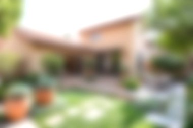 Yeşillik, canlı bitkiler ve doğal güneş ışığıyla yıkanmış, rahatlamak ve keyif almak için mükemmel bir açık hava alanı içeren büyüleyici bir ev bahçesi..