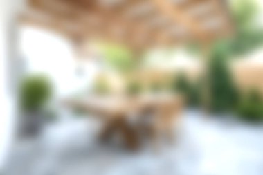 Bereketli yeşilliklerle çevrili ahşap bir masa içeren sakin bir açık hava yemek alanı, toplanmak için mükemmel. Yumuşak güneş ışığı ve huzurlu atmosferin tadını çıkar..