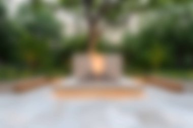 Bu resim doğal elementler, hafif ışıklandırma ve rahat oturma, rahatlama ve huzurlu yansıma içeren sakin bir açık hava alanı gösteriyor..