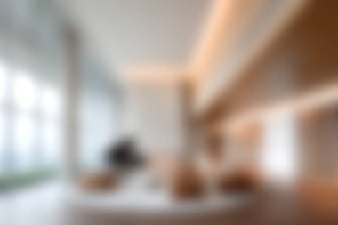 Doğal ışık ve şık mobilyalarla dolu, şehir yaşamında rahatlama ve yaratıcılık için mükemmel olan modern bir oturma odasının dingin atmosferini deneyimleyin..