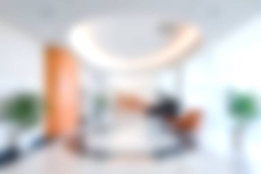 Parlak doğal ışık ve şık mobilyalarla zarif bir tasarım sergileyen modern bir ofis lobisi keşfedin. Şirket ortamı için mükemmel..