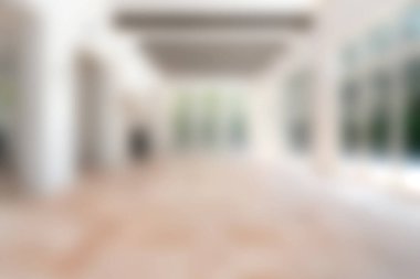 Geniş ve modern bir iç mekan. Geniş pencerelerden süzülen parlak doğal ışık. Nötr renk paleti çeşitli tasarımlar için sakin ve davetkar bir atmosfer yaratıyor..