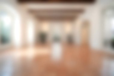 Çarpıcı bir iç mekan zarif tasarım elementleri, ahşap kirişler ve modern ev estetiği için ideal bol doğal ışık..