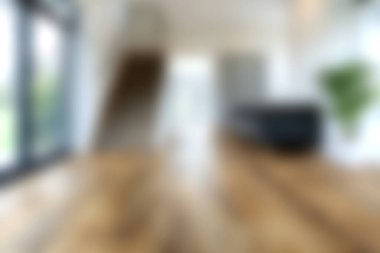 Sıcak ahşap döşeme, parlak doğal ışık ve zarif dekorun yer aldığı güzel, modern bir iç mekan. Şık yaşam alanlarını göstermek için ideal.