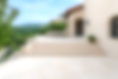 Arka planda yumuşak odak içeren sakin açık alan, doğa görünümünü davet etmek, açık hava aktiviteleri için rahatlık ve sükuneti artırır.