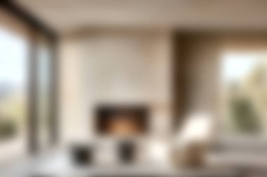 Bu resim, doğal ışığı, şık bir şömineyi ve dışarıda sakin bir manzarayı davet eden, davetkar bir atmosferi yaratan geniş pencereli, rahat ve modern bir oturma odasını gösteriyor..