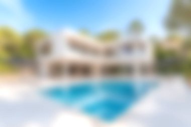 Bu görüntü, bereketli yeşilliklerle çevrili, güneşli bir ortamda rahatlama ve rahatlama için ideal çarpıcı bir yüzme havuzunun yer aldığı modern bir villayı yakalar..