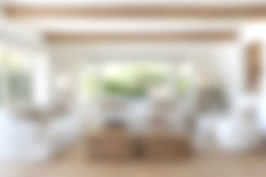 Doğal ışık, minimalist dekor ve ahşap kirişlerin bulunduğu parlak ve havadar bir oturma odası keşfedin. Rahatlamak için mükemmel ve davetkar bir atmosfer yaratın..