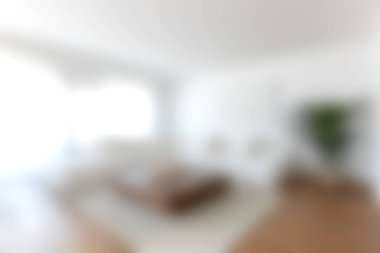 Doğal ışıkla dolu, minimalist tasarım ve rahat mobilyalarla dolu, rahatlamak ve sosyalleşmek için ideal, dingin, modern bir oturma odası deneyin..