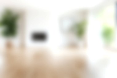 Mekanı doğal ışıkla dolduran geniş pencereli parlak ve havadar bir oturma odası. Kapalı alandaki gür bitkiler rahat, minimalist tasarımı geliştirir. Rahatlamak için mükemmel sakin bir atmosfer yaratır..