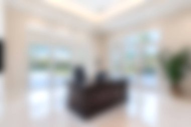 Modern mobilyaların olduğu parlak ve davetkar bir oturma odası. Kapalı alandaki bitkiler ve büyük pencereler. Çağdaş iç tasarım estetiğini göstermek için mükemmel..