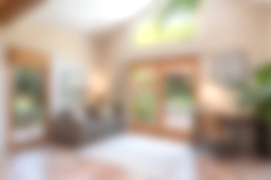 Parlak ve rahat bir oturma odasında doğal ışığı davet eden geniş pencereli modern mobilyalar sergileniyor. Sakin bir ortamda mükemmel bir stil ve konfor karışımı..