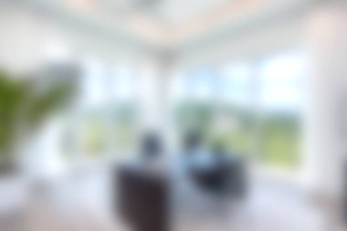 Parlak doğal ışık, şık mobilyalar ve manzaralı manzaralı modern bir ofis. Çalışma alanı tasarımı, verimliliği ve rahatlığı göstermek için ideal.