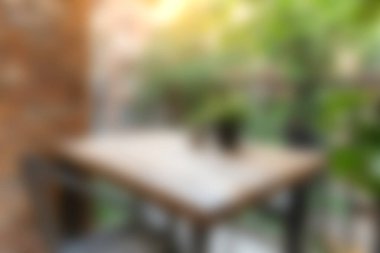 Yeşillik ve doğal ışıkla çevrili sakin bir şehir ortamında rahat bir açık hava yemek masası. Yemek ve rahatlama için mükemmel..