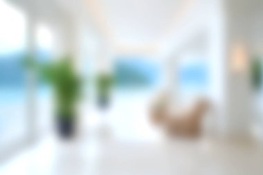 Parlak doğal ışık ve zarif mobilyalar sergilenen sakin bir minimalist iç mekan, manzaralı kıyı manzaralı rahatlama ve ilham için ideal..