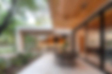 Çarpıcı bir modern minimalist ev tasarımı geniş cam kapılar sergiliyor, doğal ışık ve doğa manzarası sağlıyor. Bu tasarım huzur ve rahatlığı vurgular..