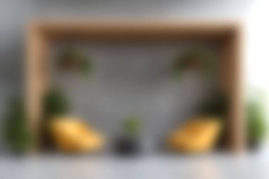 Bu görüntüde sarı yastıklar ve canlı yeşil bitkilerle donatılmış rahat bir oturma odası var. Minimalist ahşap bir raf uzaya cazibe katar. İç tasarım ilhamı için mükemmel!