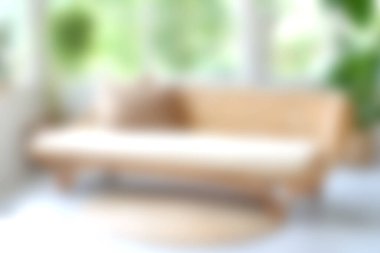 Ahşap bir kanepe, geniş pencereler ve yemyeşil yemyeşil, rahatlamanız için davetkar ve huzurlu bir atmosfer yaratan sakin ve parlak minimalist bir oturma odası..