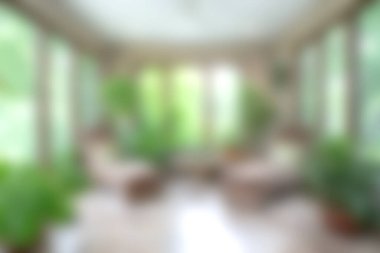 Bu dingin kapalı alan canlı bitkilerle çevrili yumuşak koltukları içeriyor, rahatlama ve yansıma için mükemmel sakin bir atmosfer yaratıyor..