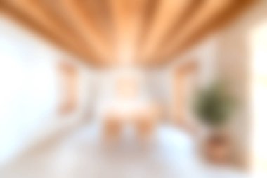 Doğal ışık ve ahşap aksanlı güzel tasarlanmış bir iç mekan. Rahatlama ve yaratıcılık için mükemmel sıcak ve davetkar bir atmosfer yaratıyor..