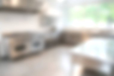 İçinde paslanmaz aletler, şık tezgahlar ve büyük pencereler olan parlak ve modern bir mutfak. Zarif alan yemek meraklıları için işlevsellik ve stili birleştirir.