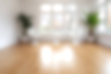 Büyük bir pencerenin yanında şık sandalyeler ve masa bulunan rahat bir kafe, dinlenme ve toplantı için sıcak ve davetkar bir atmosfer yaratıyor..