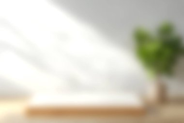 Tahta bir masa, yumuşak doğal ışık ve canlı yeşil bir bitki içeren sakin ve minimalist bir çalışma alanı, sakin ve davetkar bir atmosfer yaratıyor..