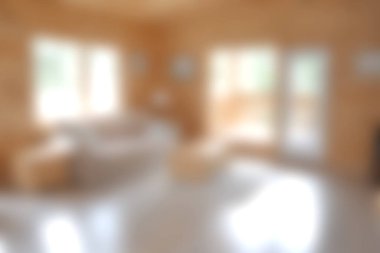 Doğal ışıkla dolu, sade, ahşap bir oturma odası deneyin. Kırsal bir estetik içinde modern mobilyalar sergileniyor. Rahatlama ve toplanma için mükemmel..