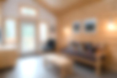 Doğal ışık, sıcak renkler ve rahat bir atmosferle modern bir ahşap kulübenin huzurlu ve davetkar iç çekimi. Rahatlamak ve kaçmak için mükemmel..