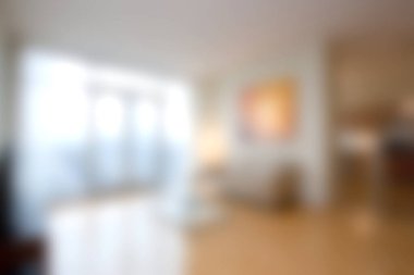 Konforlu bir oturma odası. Geniş pencerelerden, modern mobilyalardan ve sakin bir atmosferden gelen parlak doğal ışık sergileniyor. Rahatlama ve tarz için mükemmel..