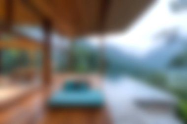 Modern bir kulübede, doğal afetlerle çevrili rahat bir dinlenme odası. Huzurlu bir ortamda rahatlamak için ideal..