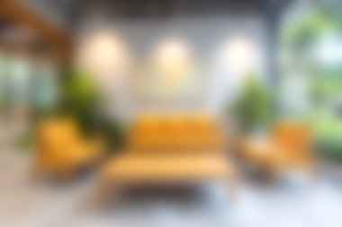 Sarı mobilyaların ve yemyeşil bitkilerin bulunduğu şık bir oturma odası, rahatlama ve sosyal toplantılar için mükemmel sıcak ve davetkar bir atmosfer yaratıyor..