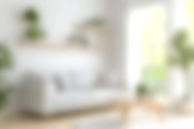 Yeşil bitkilerin ve geniş pencerelerin bulunduğu parlak ve rahat bir oturma odası doğal ışığın boşluğu doldurmasına olanak sağlıyor. Rahatlamak ve ilham vermek için mükemmel..