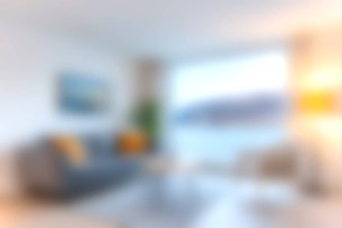 Işıl ışıl ve davetkar bir oturma odası. İçerisine doğal ışık saçılıyor. Rahat bir kanepe ve çarpıcı bir su manzarası var..