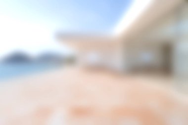 Bu sakin sahil avlusu nefes kesen su manzarasını güzelce tamamlayan minimalist bir tasarıma sahip, rahatlamak için mükemmel bir geri çekilme yaratıyor..